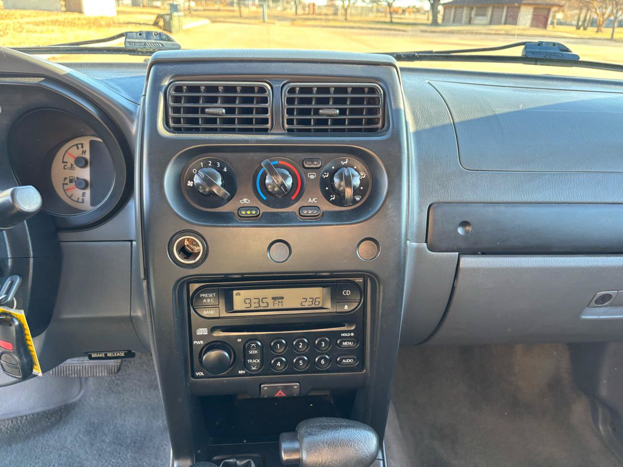 Used 2004 Nissan Frontier XE w/ (PWR) XE Pwr Pkg AWD/4WD image 16