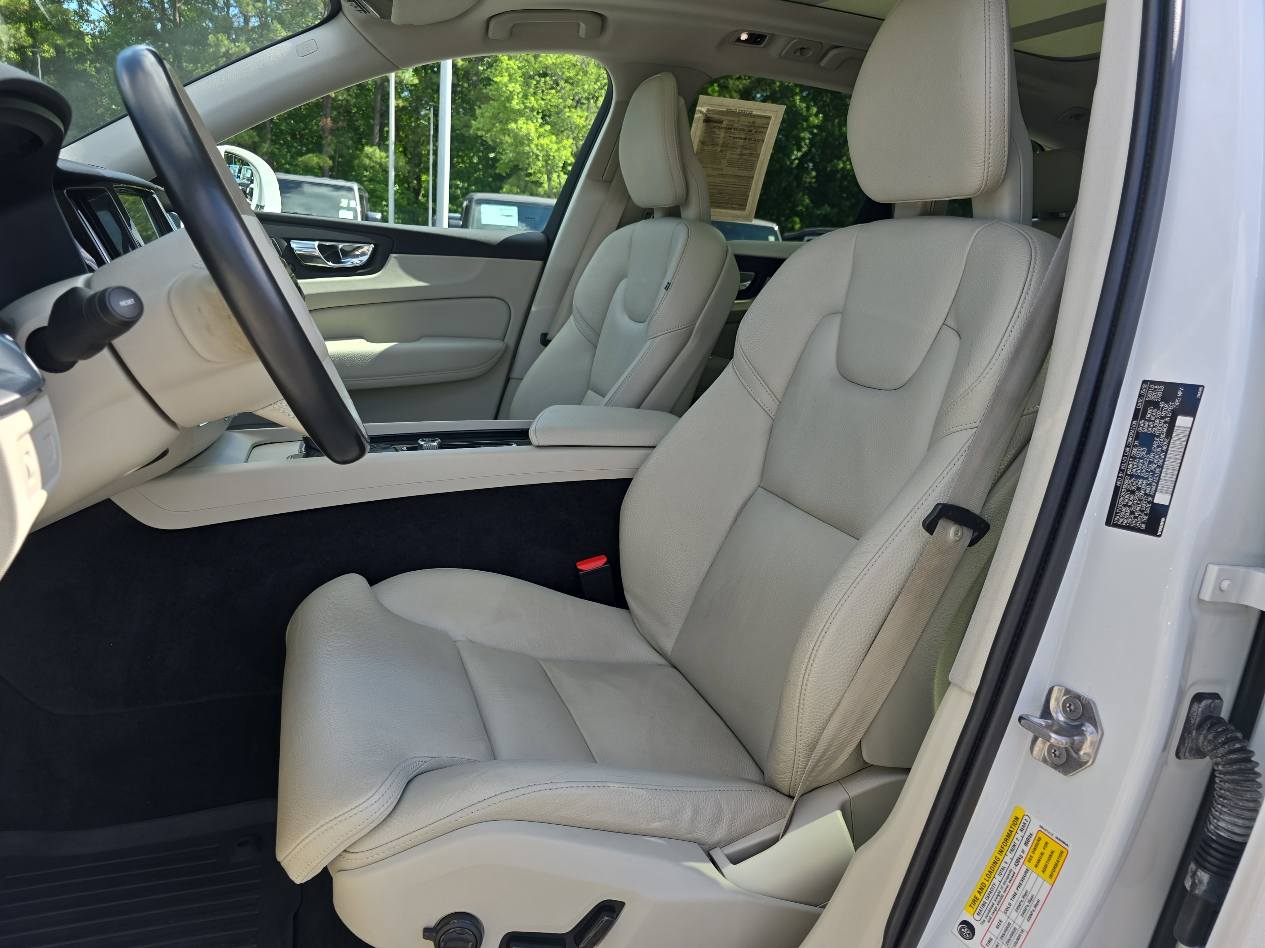 Used 2019 Volvo XC60 T5 Momentum w/ Multimedia Package AWD/4WD image 15