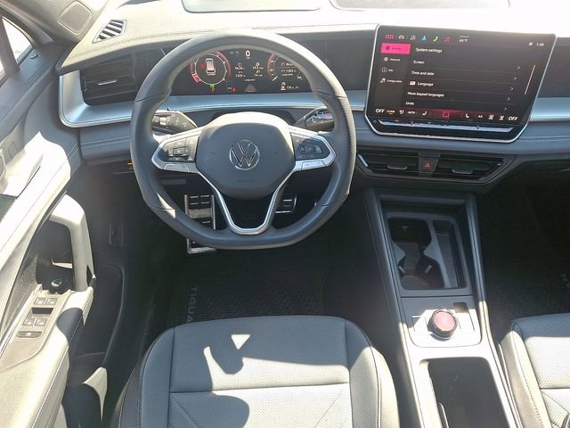 Certified 2025 Volkswagen Tiguan SE R-Line image 12