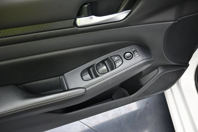 Used 2025 Nissan Altima 2.5 SV FWD image 12