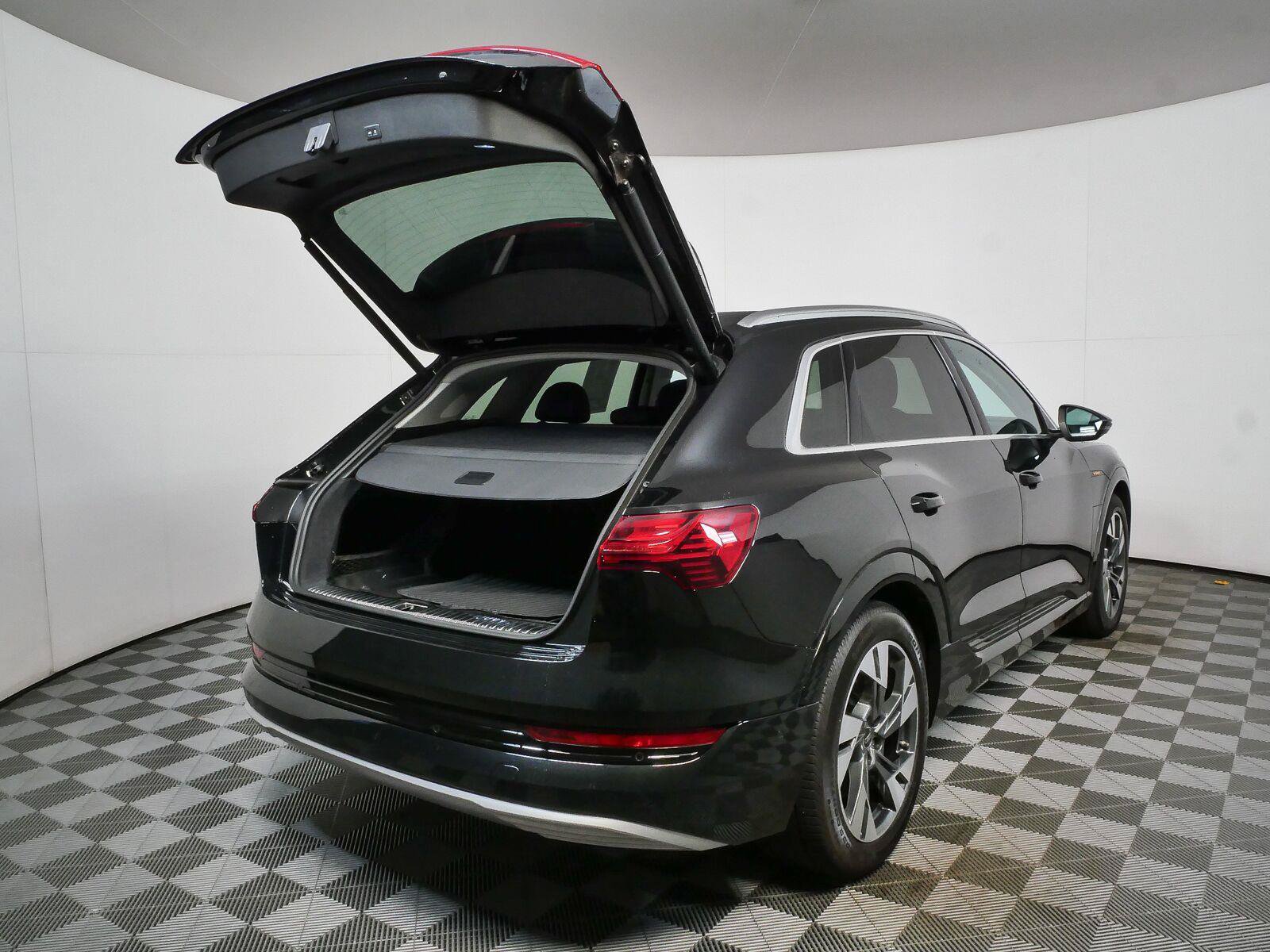 Used 2023 Audi e-tron Premium Plus w/ Premium Plus Package AWD/4WD image 30