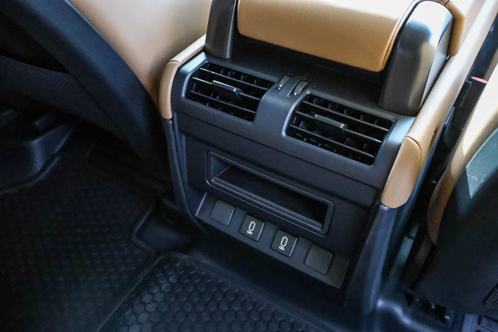 New 2026 Land Rover Defender 110 X-Dynamic SE image 22