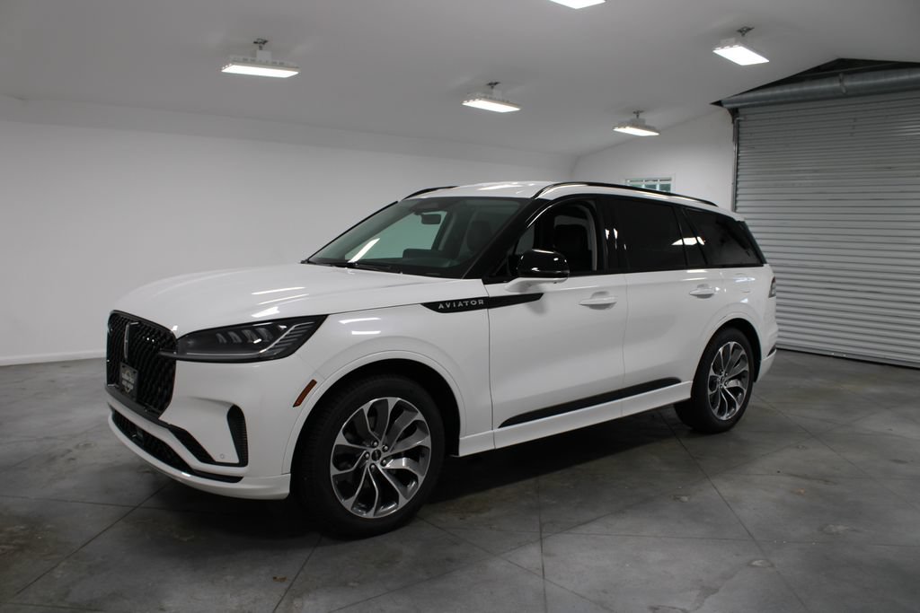New 2026 Lincoln Aviator 2WD w/ Jet Appearance Package image 3