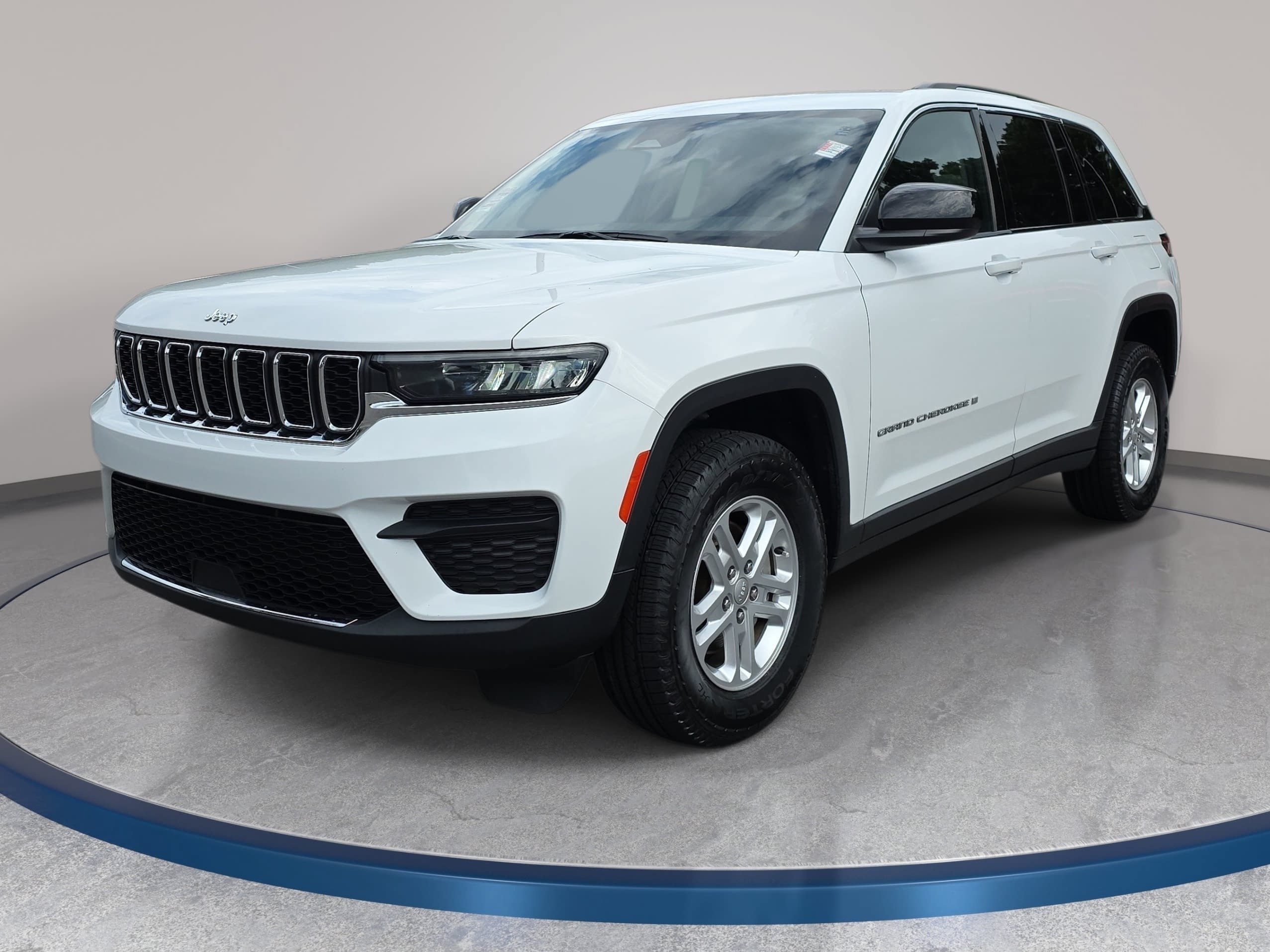 Certified 2023 Jeep Grand Cherokee Laredo AWD/4WD image 1