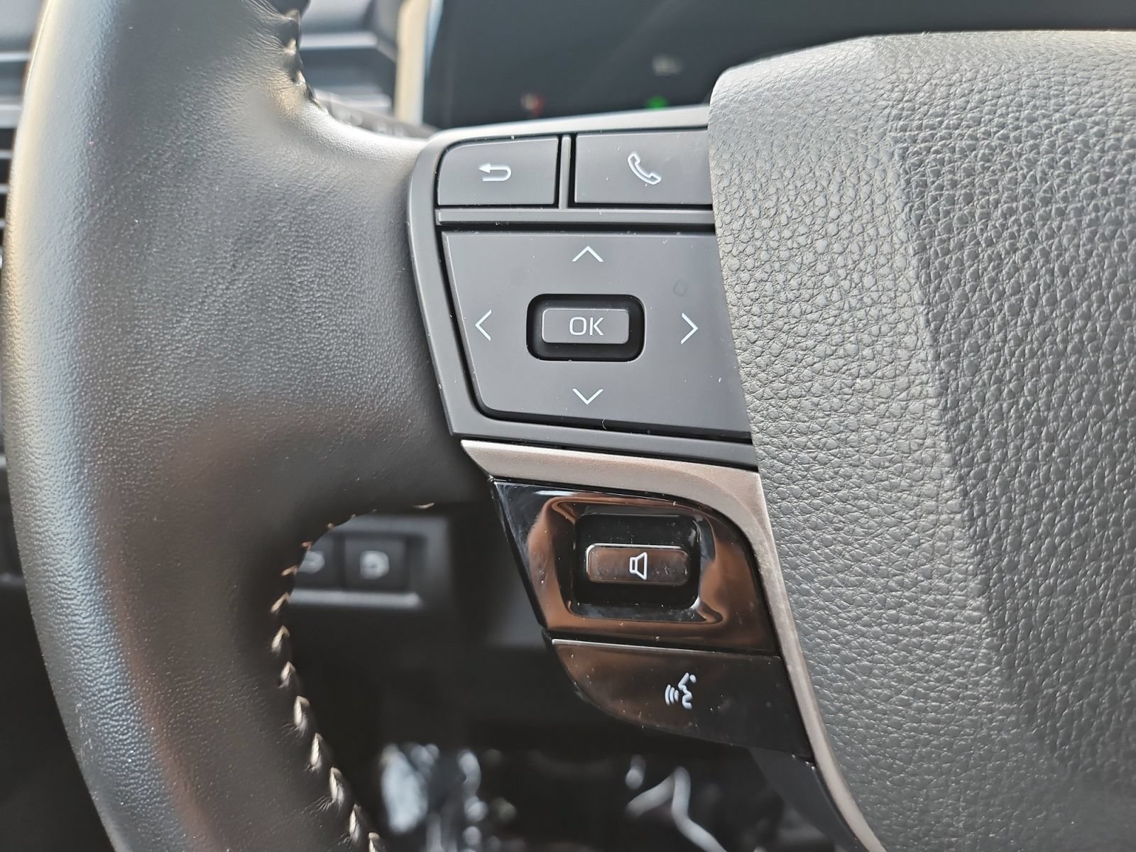 Used 2025 Toyota Camry SE FWD image 30