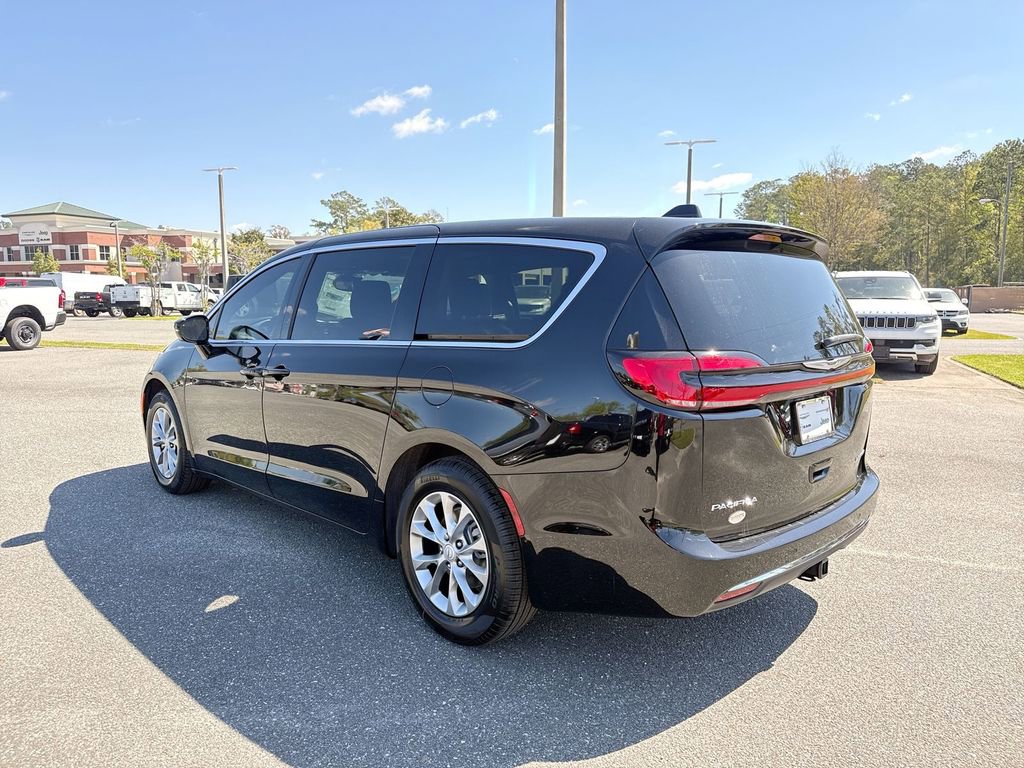 New 2026 Chrysler Pacifica Limited w/ Trailer Tow Group FWD image 5