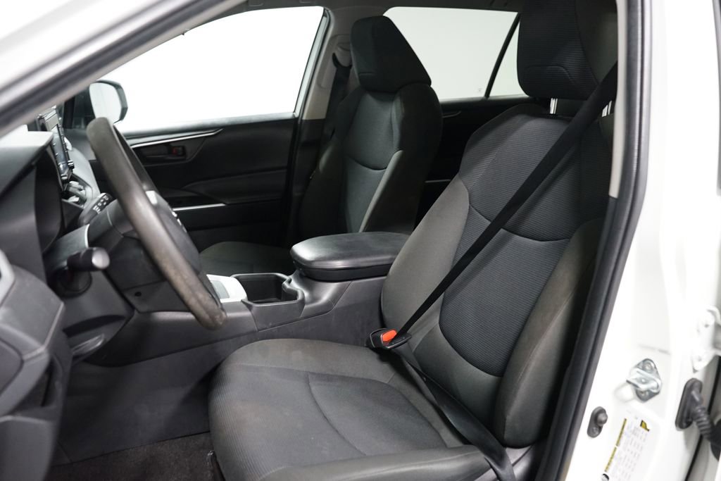 Used 2022 Toyota RAV4 LE image 6