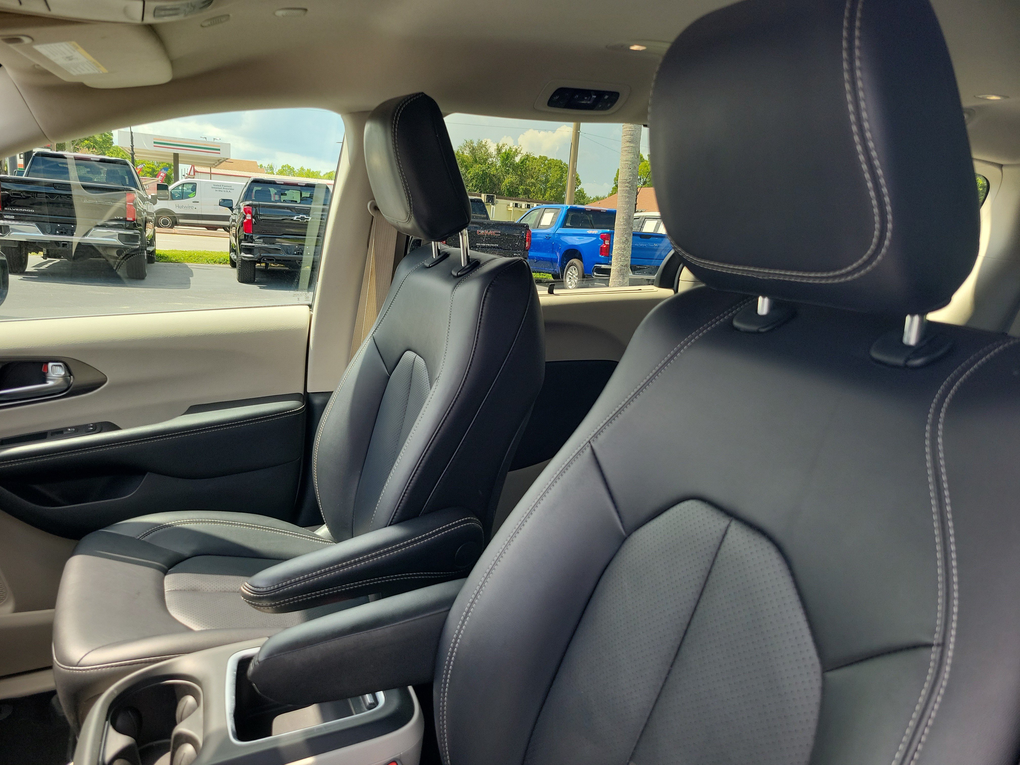 Used 2024 Chrysler Pacifica Touring-L FWD image 11