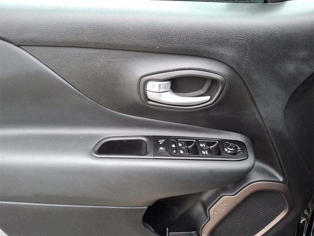 Used 2023 Jeep Renegade Latitude image 12