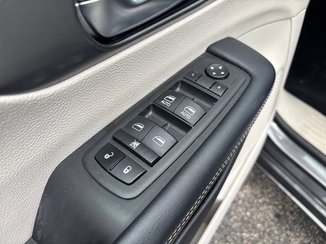 Used 2023 Chrysler Pacifica Touring-L FWD image 11