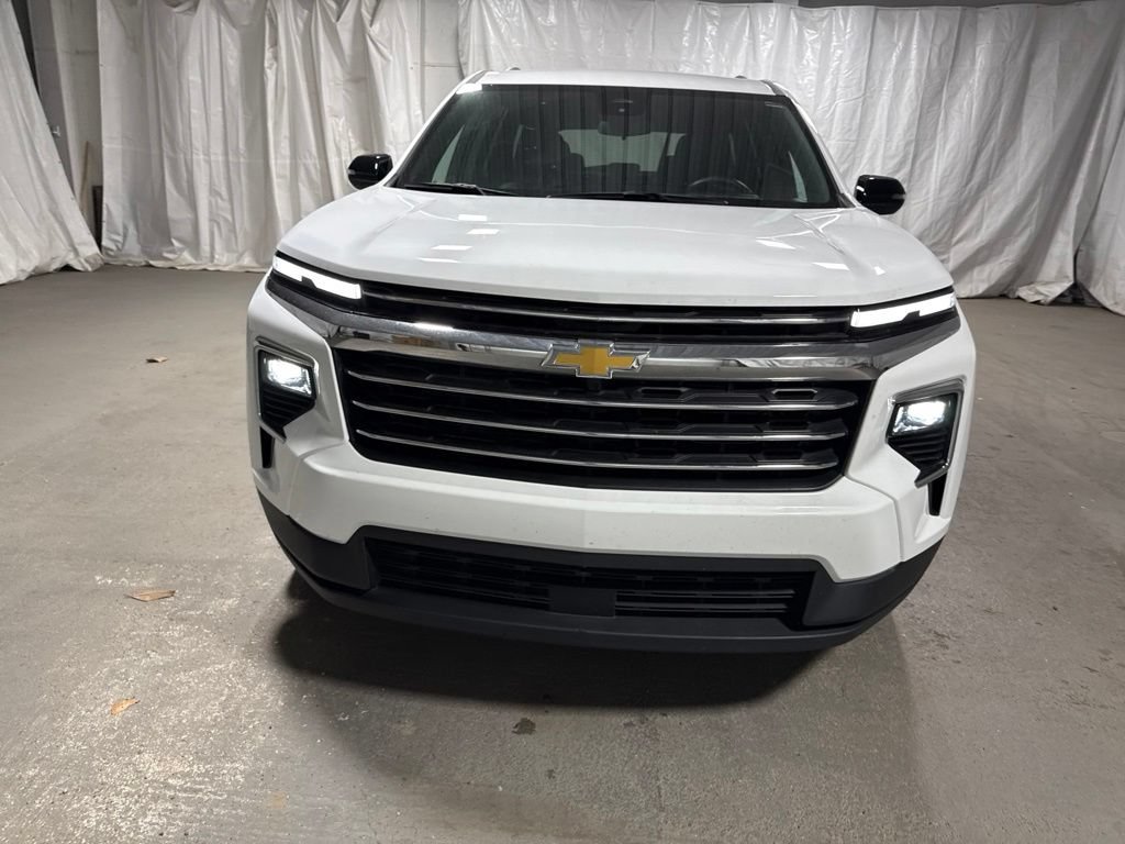 Used 2025 Chevrolet Traverse LT FWD image 2
