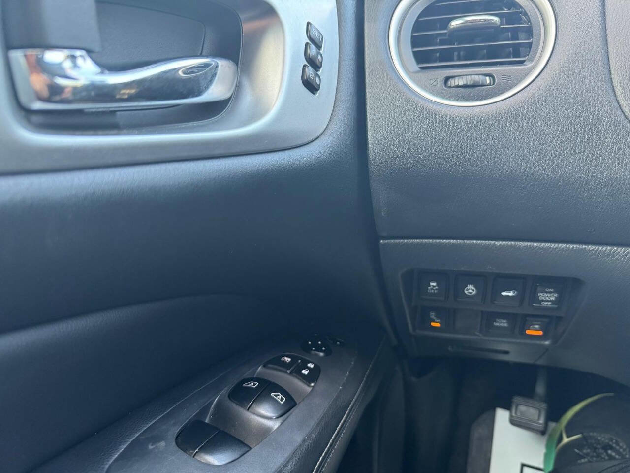 Used 2017 Nissan Pathfinder Platinum w/ Family Entertainment Package image 36