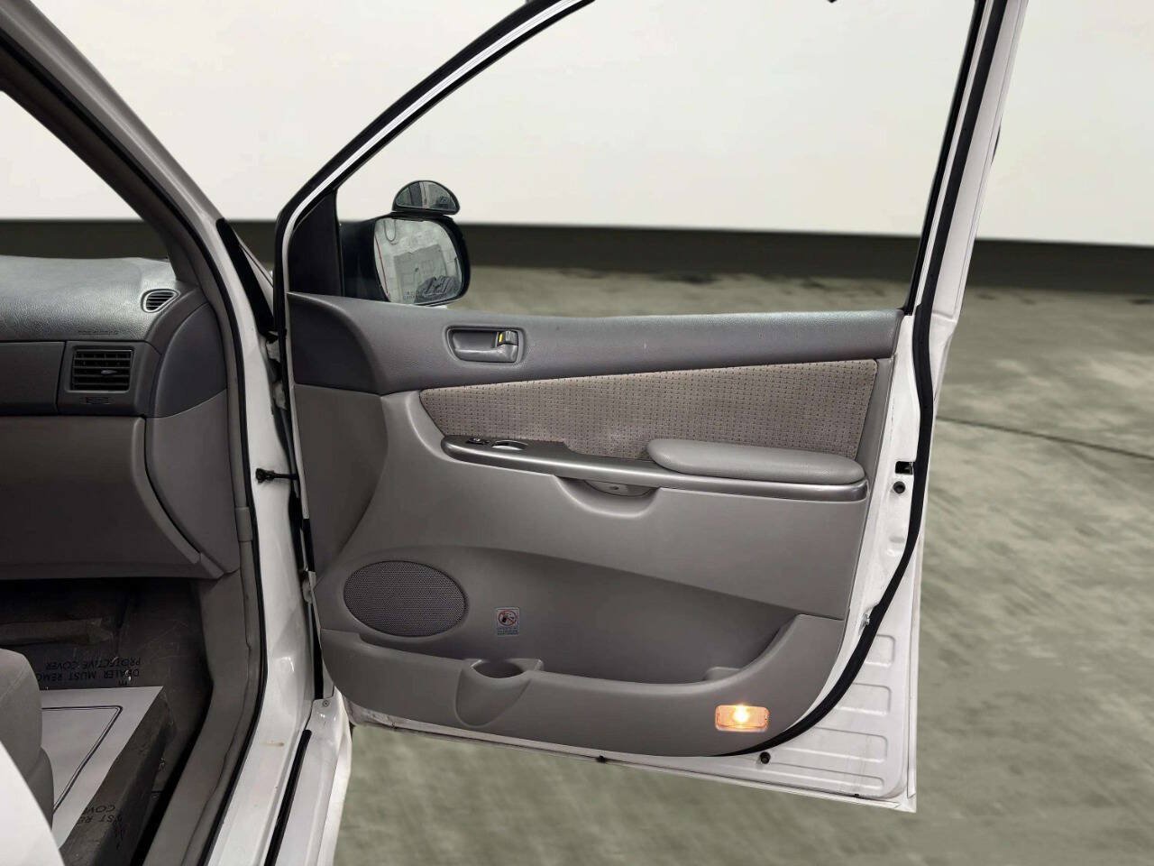 Used 2010 Toyota Sienna LE FWD image 22