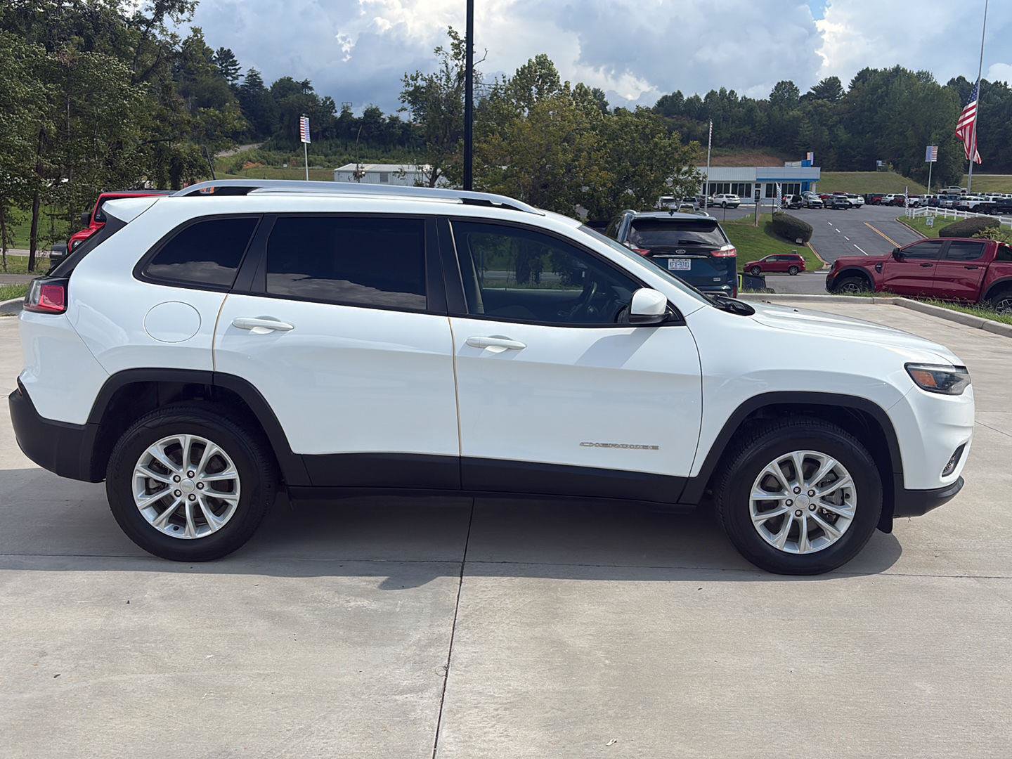 Used 2020 Jeep Cherokee Latitude w/ Cold Weather Group AWD/4WD image 3