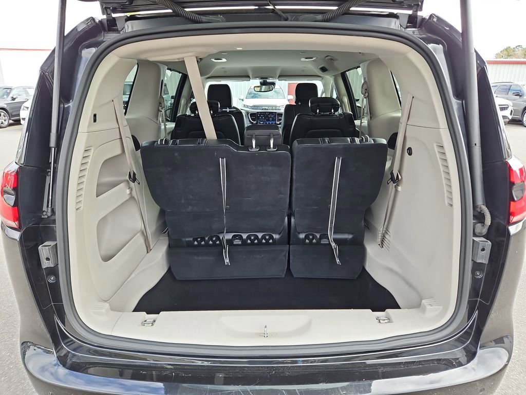 Used 2023 Chrysler Pacifica Touring-L image 30