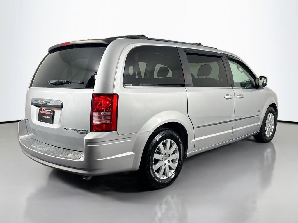 Used 2009 Chrysler Town & Country Touring image 5