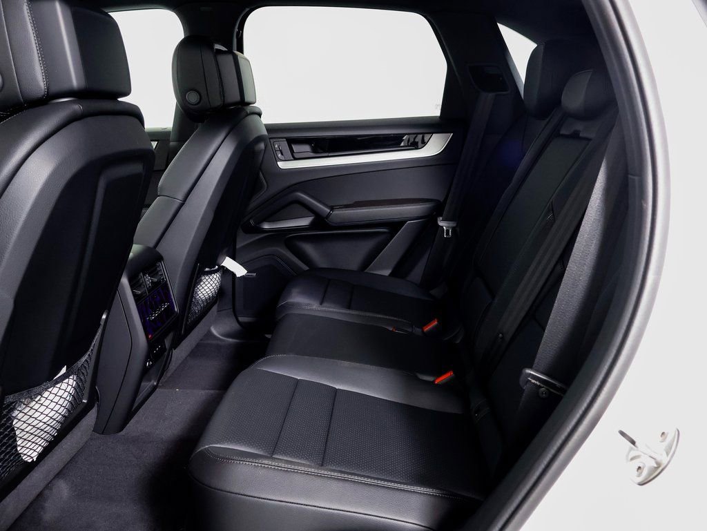 Certified 2025 Porsche Cayenne image 9