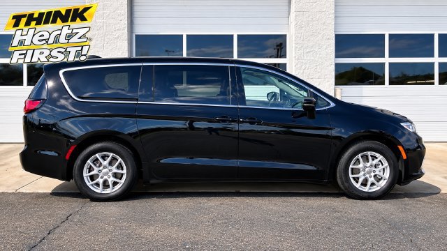 Used 2024 Chrysler Pacifica Touring-L FWD image 1