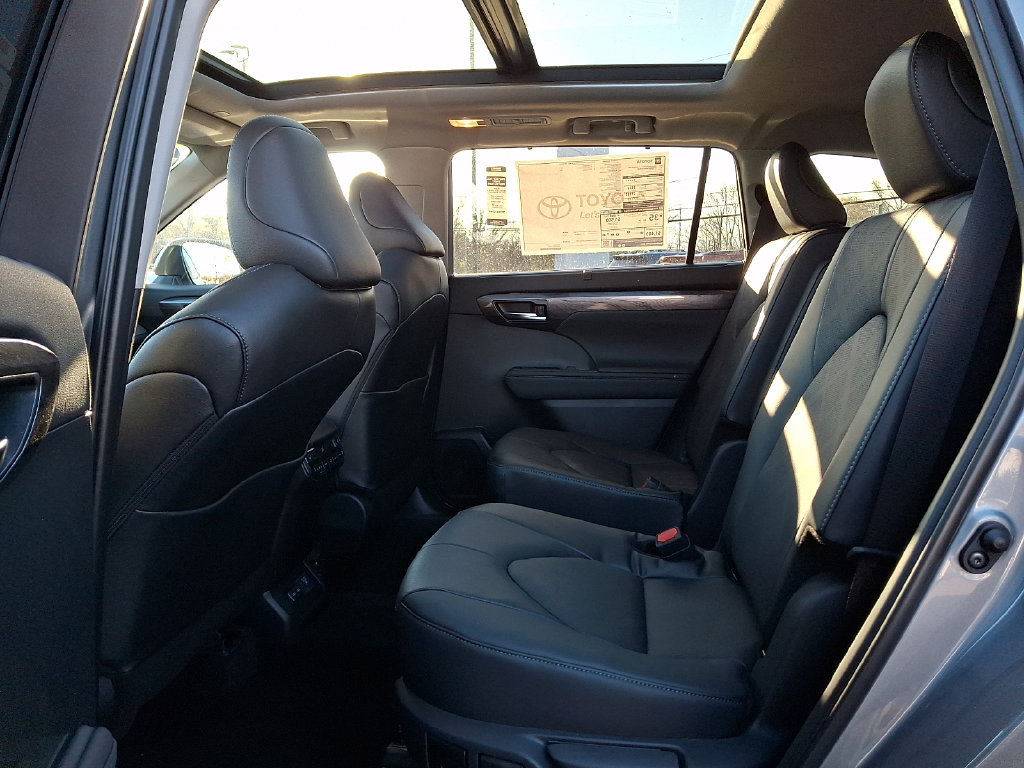 New 2026 Toyota Highlander Platinum AWD/4WD image 5