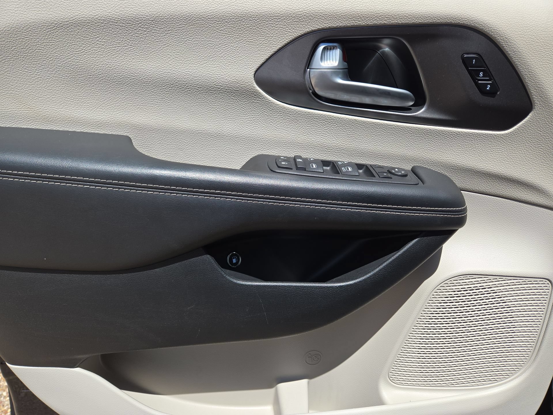 Used 2024 Chrysler Pacifica Limited FWD image 15