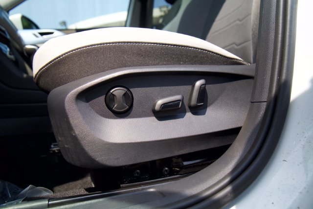Used 2025 Volkswagen Taos SE w/ Panoramic Sunroof Package FWD image 16