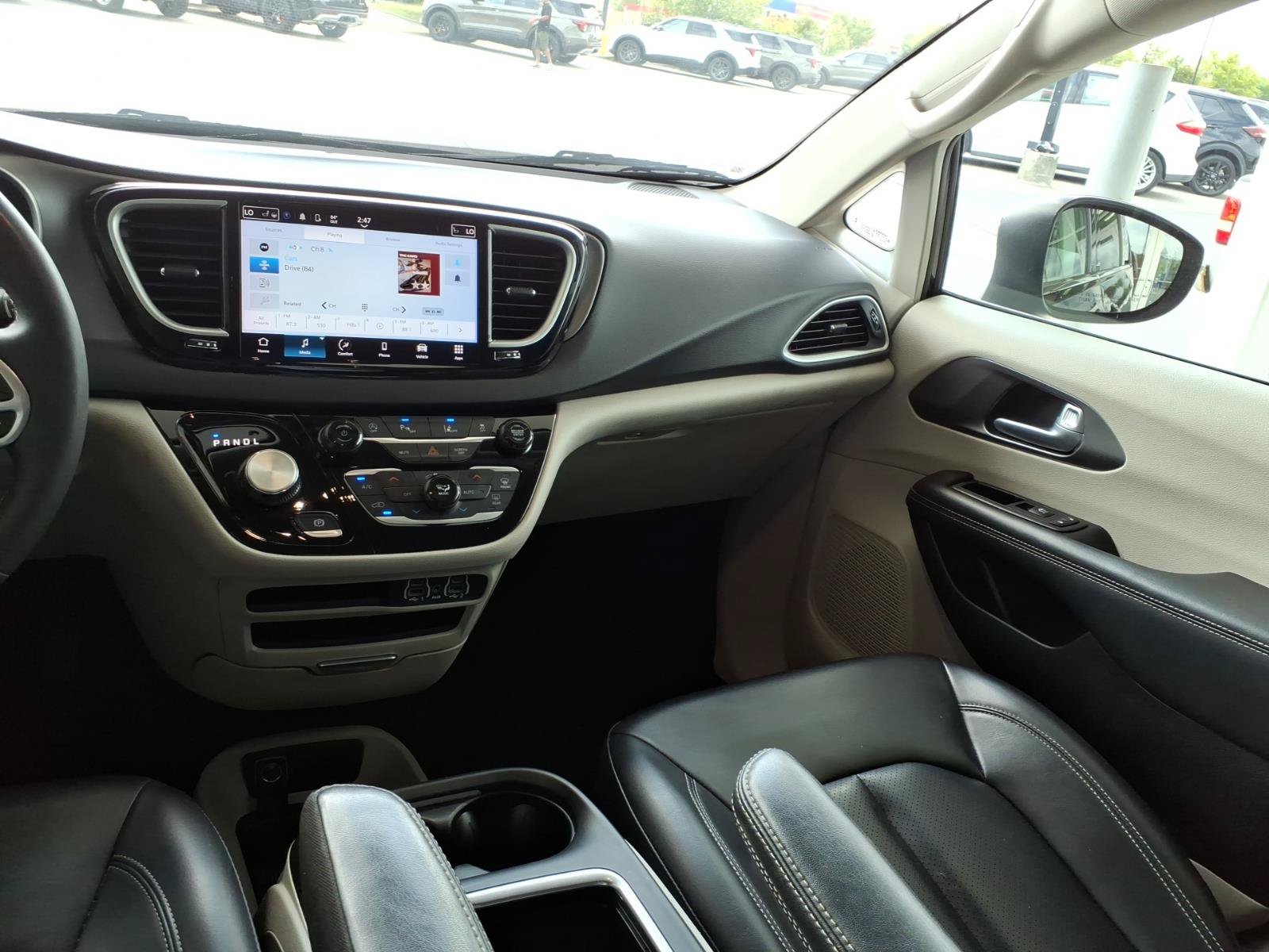 Used 2023 Chrysler Pacifica Touring-L FWD image 19