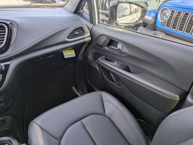 New 2026 Chrysler Pacifica Select FWD image 18