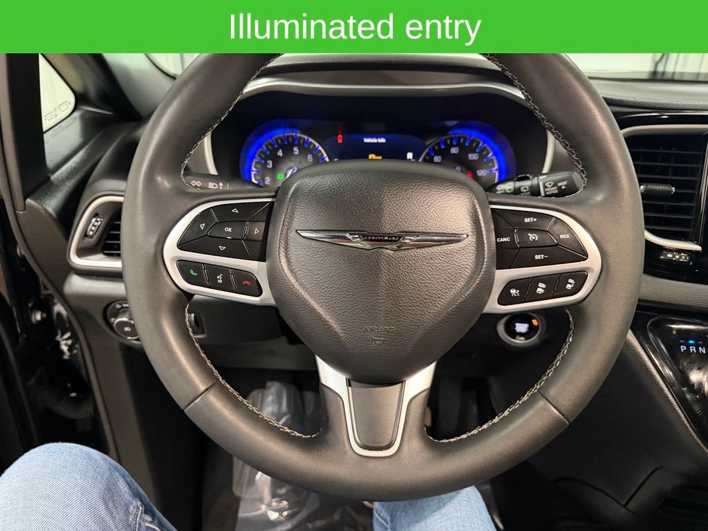 Used 2025 Chrysler Pacifica Select FWD image 36