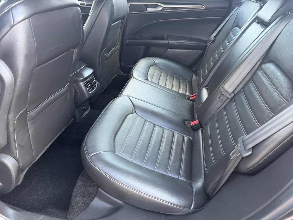 Used 2015 Ford Fusion SE w/ Equipment Group 202A FWD image 14