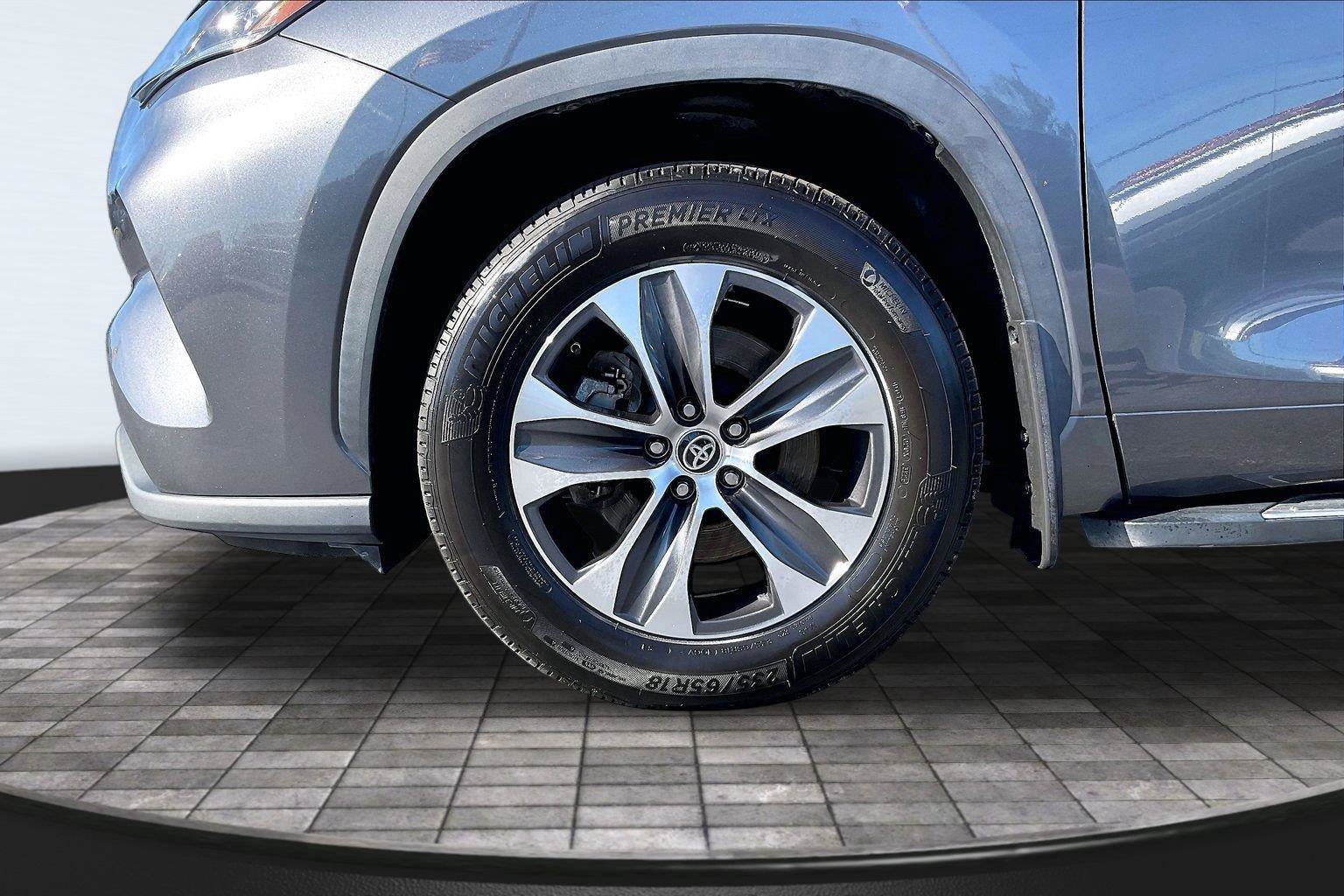 Used 2020 Toyota Highlander XLE AWD/4WD image 10