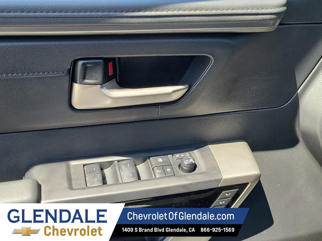 Used 2025 Toyota Tundra Limited AWD/4WD image 32
