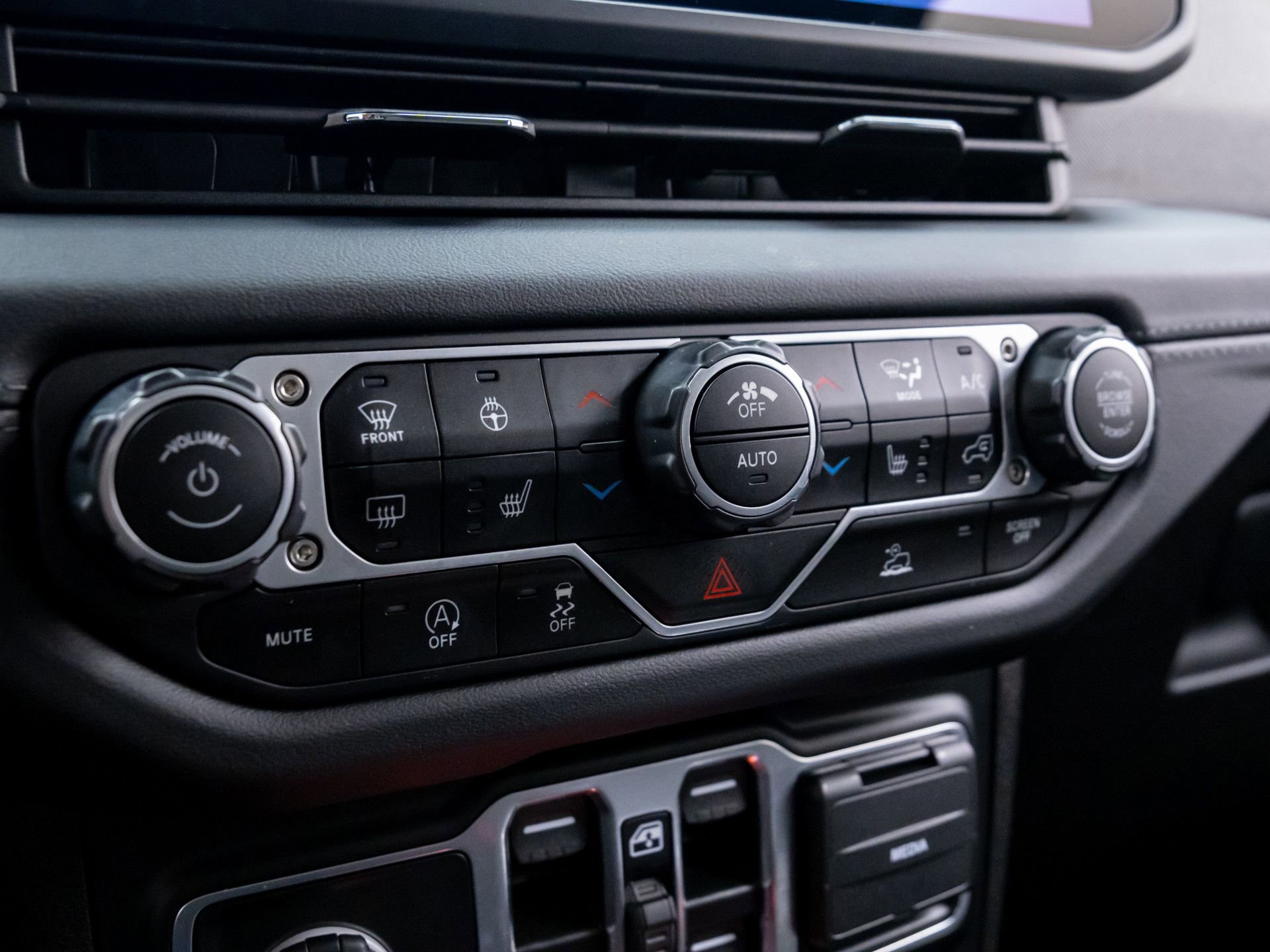 Used 2024 Jeep Wrangler Sahara image 25