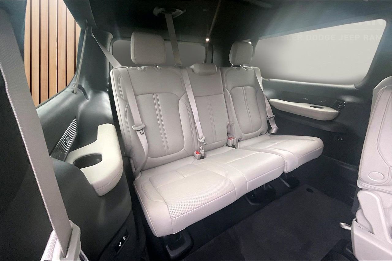 New 2026 Jeep Grand Wagoneer L Summit w/ Premium Group III image 26