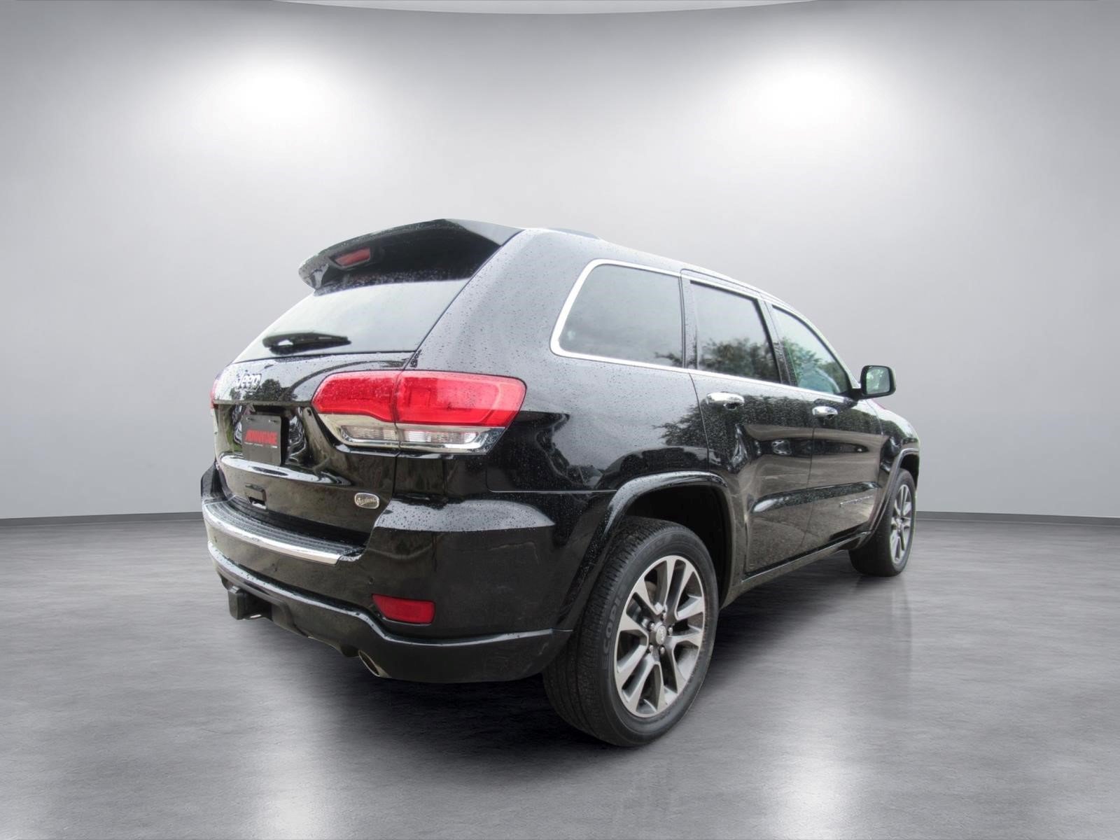 Used 2017 Jeep Grand Cherokee Overland AWD/4WD image 6