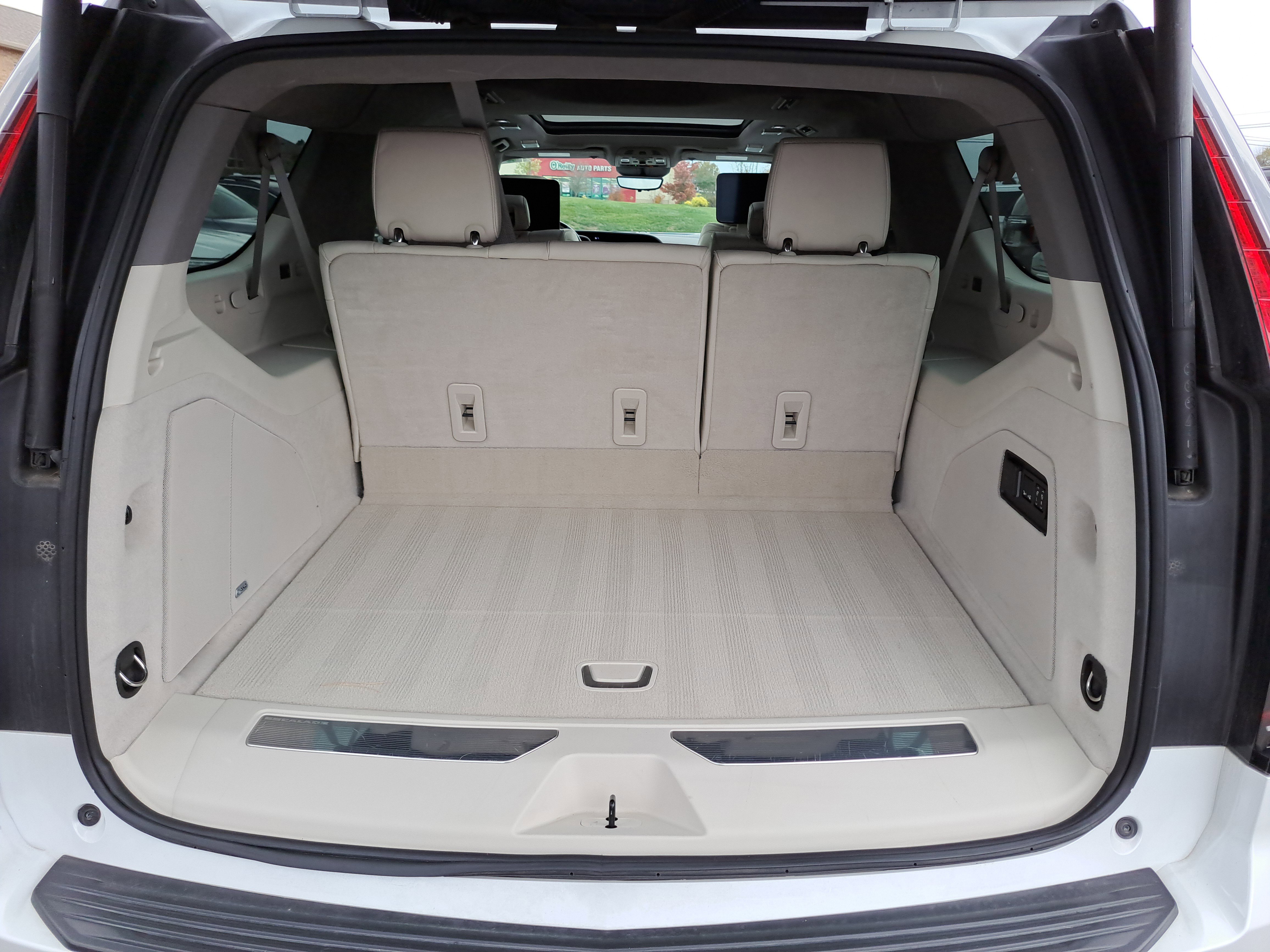 Used 2024 Cadillac Escalade ESV Sport Platinum w/ LPO, ONYX Package image 29