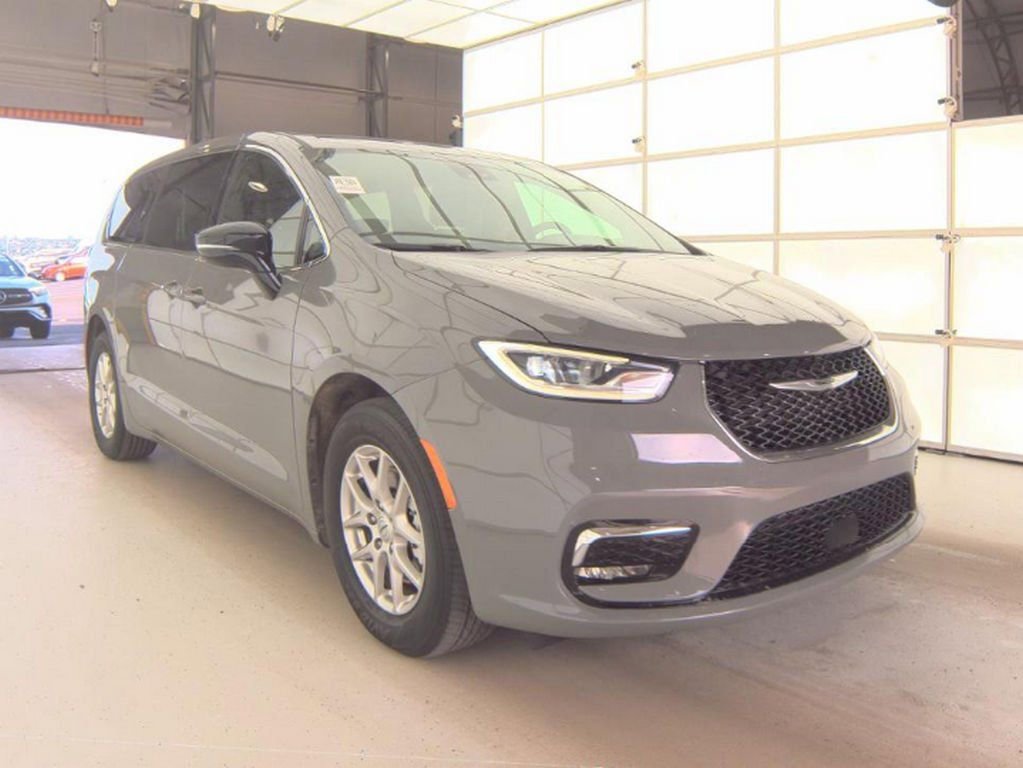 Used 2025 Chrysler Pacifica Select image 4