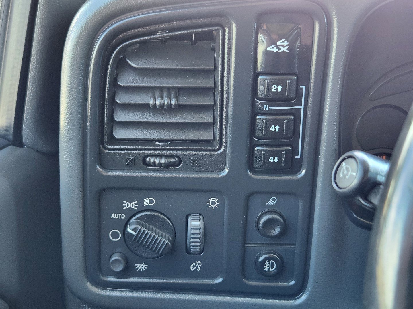 Used 2005 GMC Sierra 2500 SLT w/ Heavy-Duty Power Package AWD/4WD image 11