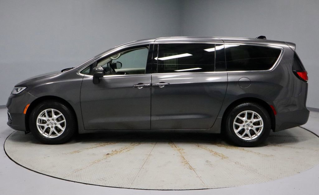 Used 2023 Chrysler Pacifica Touring-L FWD image 8