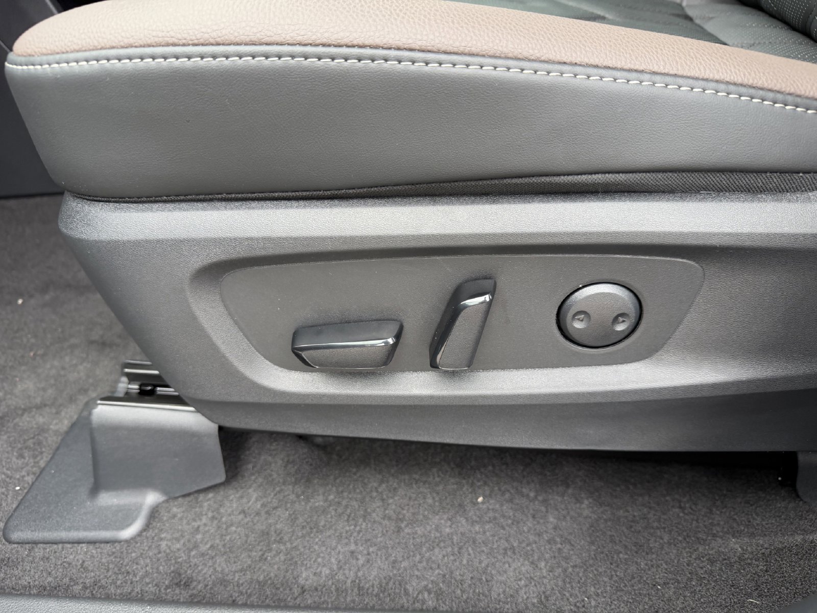 New 2026 Nissan Pathfinder Platinum w/ Cargo Package FWD image 25