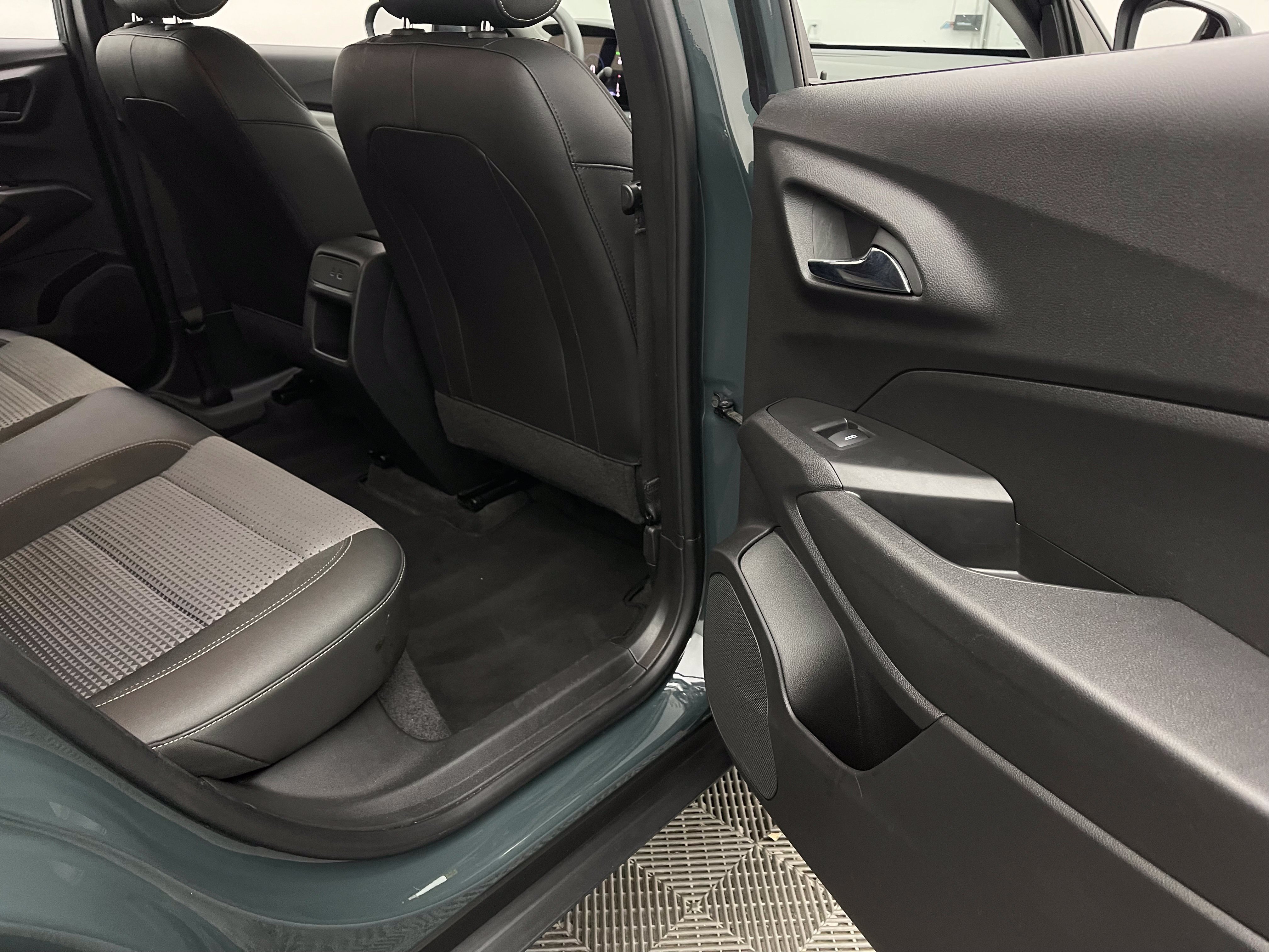 Used 2025 Chevrolet Trax LT FWD image 32