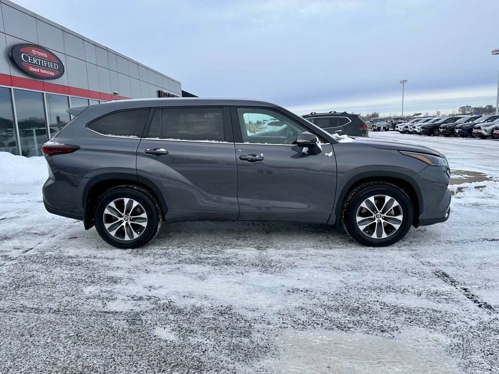 Certified 2024 Toyota Highlander XLE image 2