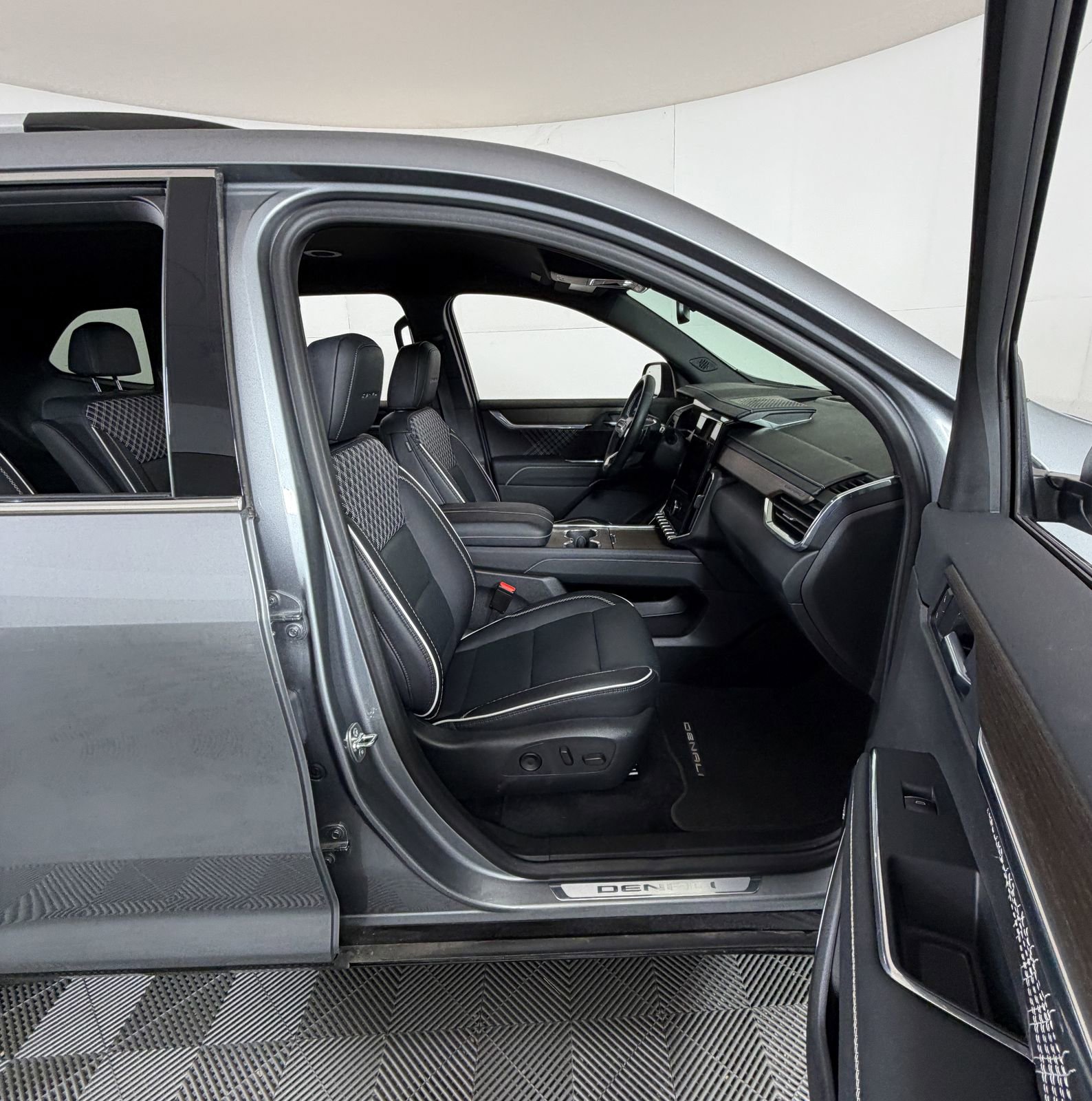 Used 2025 GMC Acadia Denali image 5