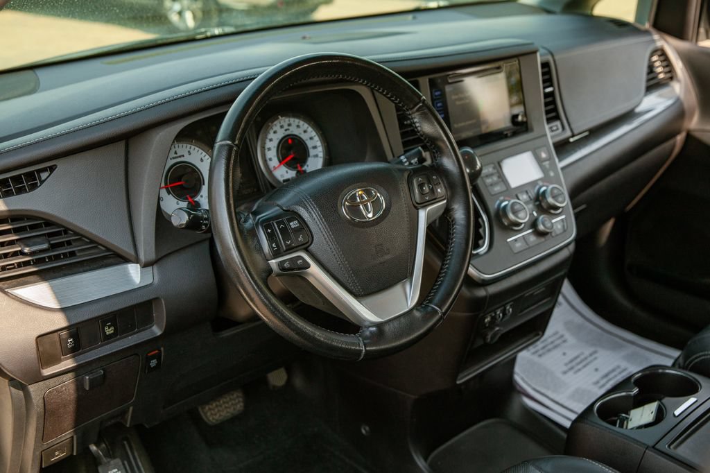 Used 2015 Toyota Sienna SE w/ SE Preferred Package FWD image 10