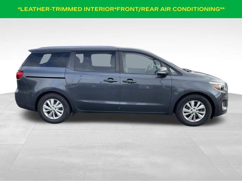 Used 2017 Kia Sedona LX w/ LX Essentials Premium Package FWD image 4