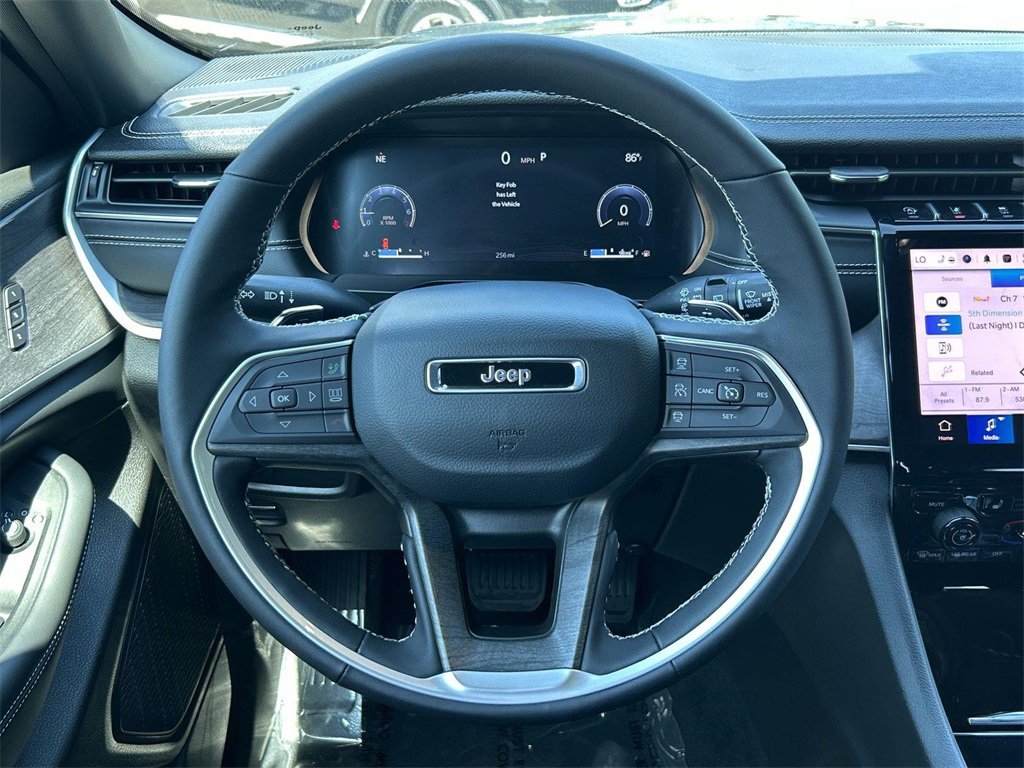 Used 2025 Jeep Grand Cherokee Limited w/ Black Appearance Package image 8