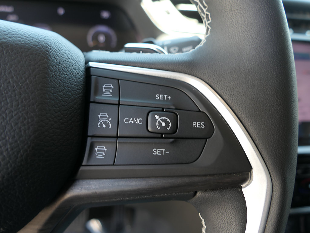 Used 2023 Jeep Grand Cherokee L Limited AWD/4WD image 15