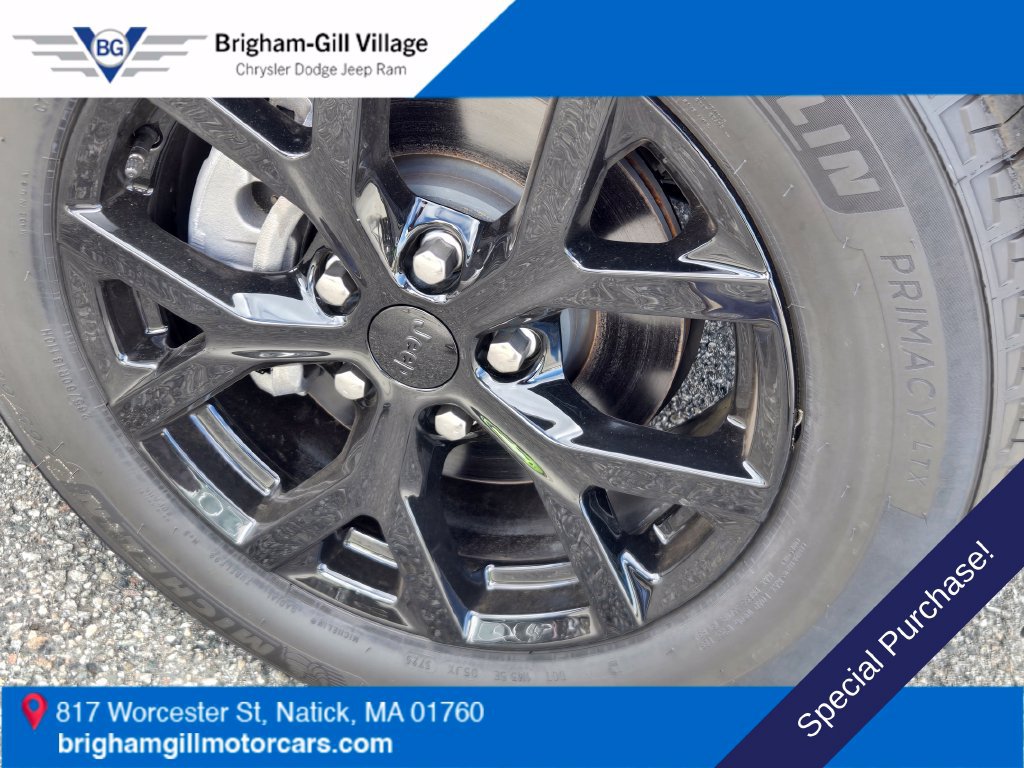 Used 2025 Jeep Grand Cherokee Altitude AWD/4WD image 6