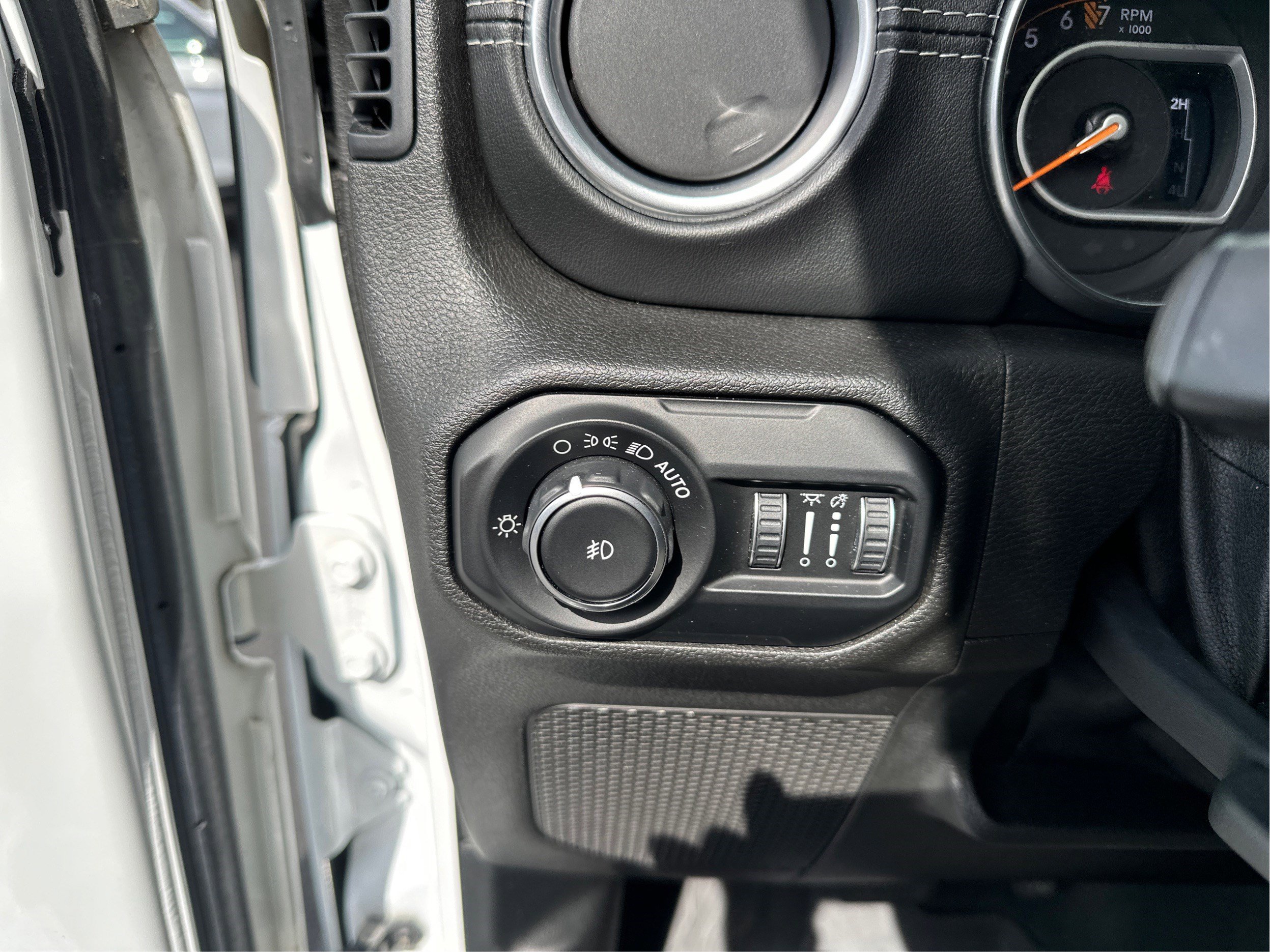 Used 2020 Jeep Wrangler Unlimited Sahara w/ Uconnect 4C Nav & Sound Group AWD/4WD image 18