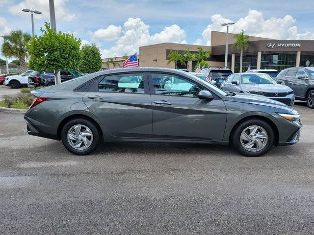 Certified 2026 Hyundai Elantra SE FWD image 4