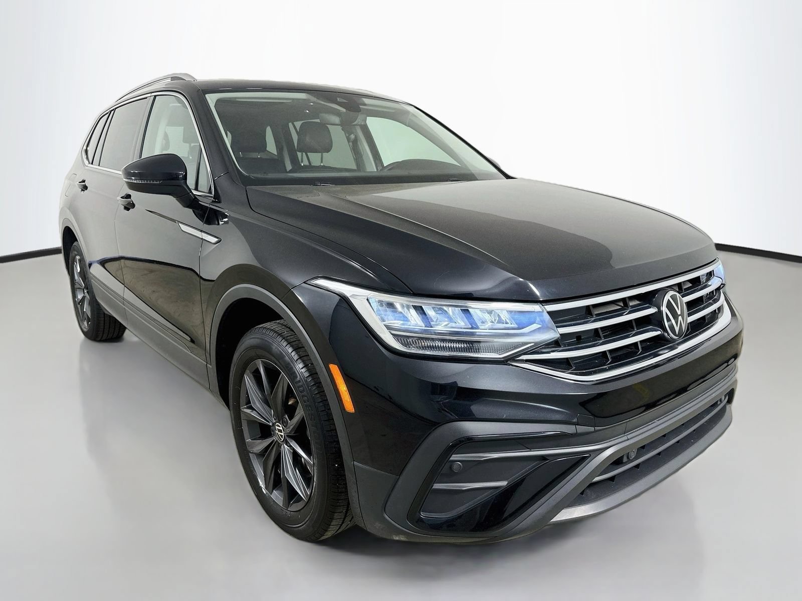 Certified 2023 Volkswagen Tiguan SE w/ Panoramic Sunroof Package AWD/4WD image 3